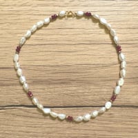 شوكر اللؤلؤ بالجاد بحبات الذهب المطلي