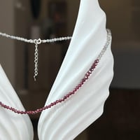 تشوكر الجارنت مع حجر الطاووس – تناغم الألوان وطاقة...