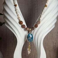 قلادة اللؤلؤ والعقيق مع تعليقة من حجر الأباتيت الأ...