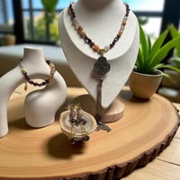 حلق العقيق وجذور الياقوت – قوة الأرض وعمق الجذور