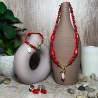 إسوارة من المرجان الطبيعي والهماتيت