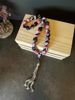 سبحة حجر مدغشقر الطبيعي مع الأنتيمون – طاقة الصفاء...