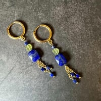 حلق اللازورد والزبرجد – عمق وإشراق بتناغم أنيق