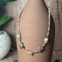 قلادة حجر الطاووس وحجر القمر – إشراق، تميّز، وطاقة...