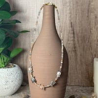 قلادة حجر الطاووس وحجر القمر – إشراق، تميّز، وطاقة...