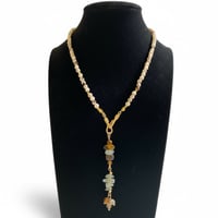 قلادة الأجات الأبيض، حجر الطاووس، وعين النمر