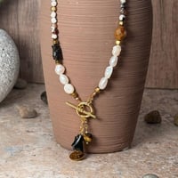 قلادة أنيقة مصنوعة من أحجار العقيق الأبيض واللؤلؤ...