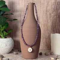 قلادة الأماثيست مع تعليقة الشمس – طاقة، وضوح، وجاذ...