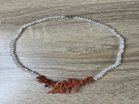 قلادة اللؤلؤ مع المرجان – أنوثة البحر ودفء الطبيعة