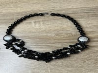 قلادة الأونيكس (العقيق الأسود) مع اللؤلؤ – توازن ب...