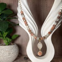 قلادة حجر القمر مع الصدف الطبيعي – نعومة وأنوثة بر...