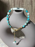 إسوارة من الفيروز الطبيعي والصدف