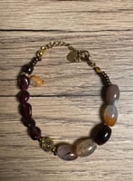 إسوارة العقيق وجذر الياقوت – توازن الأرض وقوة الجذ...