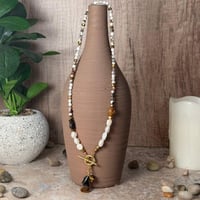 قلادة أنيقة مصنوعة من أحجار العقيق الأبيض واللؤلؤ...