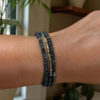 أسورة العقيق متعددة اللف – مرونة في الأسلوب، وثبات...