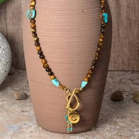 قلادة عين النمر والفيروز مع تعليقة برج من اختيارك...