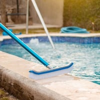 فرشاة مسبح بلاستيك بمقبض ألمنيوم