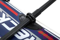 قارب تريك مع المجاديف ومنفاخ قدم