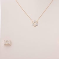 طقم ذهب ناعم ملون شكل وردة