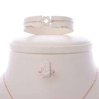 طقم ذهب ناعم ملون شكل وردة