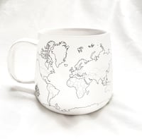 كوب خريطة العالم قابل للتلوين (بدون قلم ألوان)
