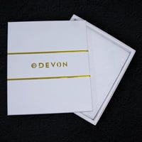 شماغ ديفون ابيض كلاسيك 2022