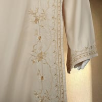 ثوب صلاة بمرد مطرز - هدي - بيج