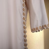 ثوب صلاة بمرد مطرز - نور - بيج