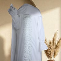 ثوب صلاة بسحاب مطرز - يقين - ابيض مطرز أخضر