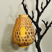 فانوس خشبي كبير مفرغ بمسكة يد خشب