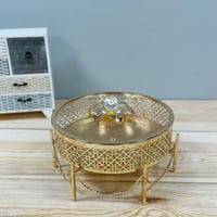 تبسي معدن ذهبي وسط مع غطاء زجاج وحديد على قاعدة ار...