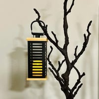 فانوس وسط حديد اسود وخشب طبيعي فاتح