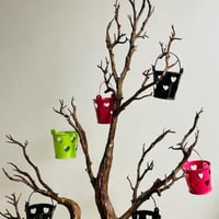 شجرة توزيعات بني بلون الشجر كبيرة للمناسبات.وتعليق...