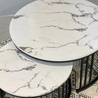 طقم طاولات مدورة حديد سطح خشب شكل رخامي 2 قطعة