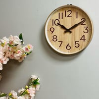 ساعة بلاستيك لون خشبي مخطط دائرية بارضية لونها خشب...