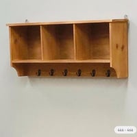 رف خشب غامق كبير لركن كوفي مع حامل اكواب