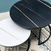 طقم طاولات مدورة حديد سطح اسود وابيض شكل رخامي 2 ق...