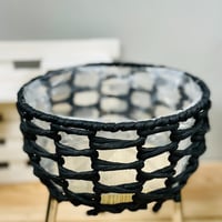 مركن قش اسود مدور بارجل حديد سود