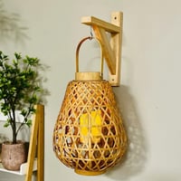 فانوس خشبي كبير مفرغ بمسكة يد خشب