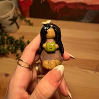 فتاة الضفدع السمراء تعليقة سيارة-ميدالية