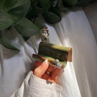 قطعتين (مجسم لشخصيتك و ستاند جوال) يصمَّم حسب رغبت...