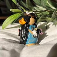 الأميرة إيلورا وقطها تعليقة سيارة-ميدالية