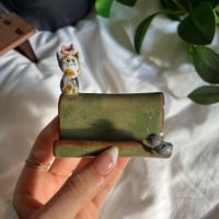 قطعتين (مجسم لشخصيتك و ستاند جوال) يصمَّم حسب رغبت...