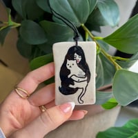 تعليقة سيارة - ميدالية شنطة وحجر عطري من الخلف - ش...