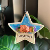 تعليقة سيارة السمكة بيني