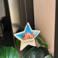 تعليقة سيارة السمكة بيني