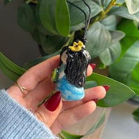 قطعتين (مجسم لشخصيتك و ستاند جوال) يصمَّم حسب رغبت...