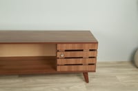 طاولة تلفزيون لون خشبي عرض