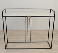 طاولة مدخل سطح خشب شبيه الرخام قاعدة حديد لون أسود...