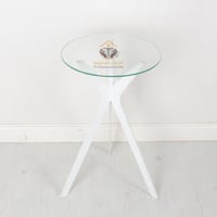 طاولة خدمة السطح زجاج شفاف والقاعدة حديد لون ابيض